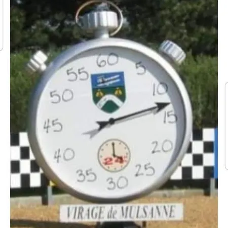 Couette-café Proche Circuit Du Mans 500 M Du Virage De