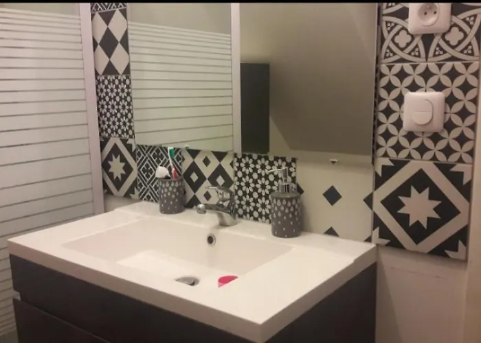 Proche Circuit Du Mans 500 M Du Virage De Couette-café